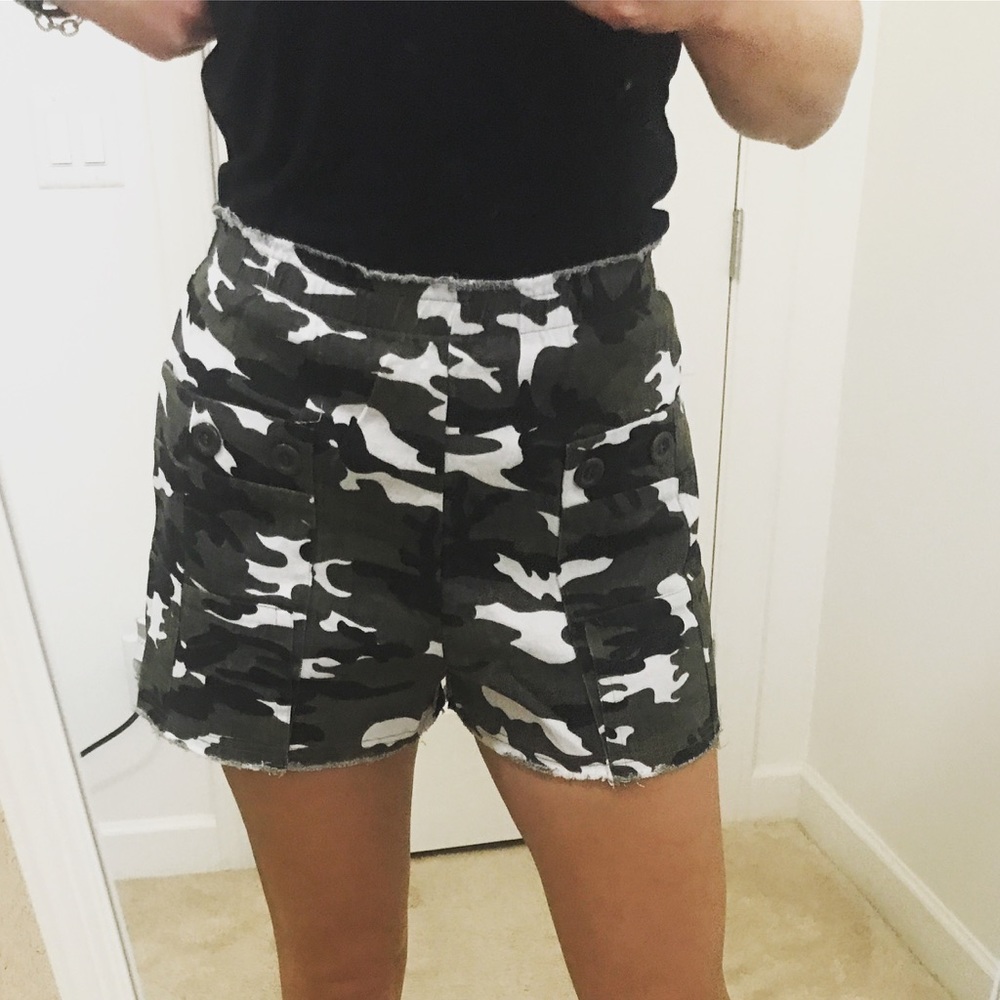 High Waist Camouflage Shorts - Picture 4 of 8